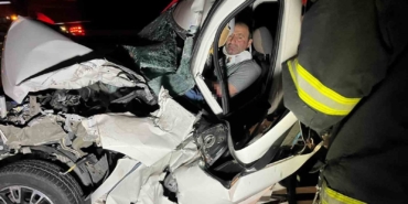 TEM’de kamyonete çarpan hafif ticari araç hurdaya döndü: 1 yaralı