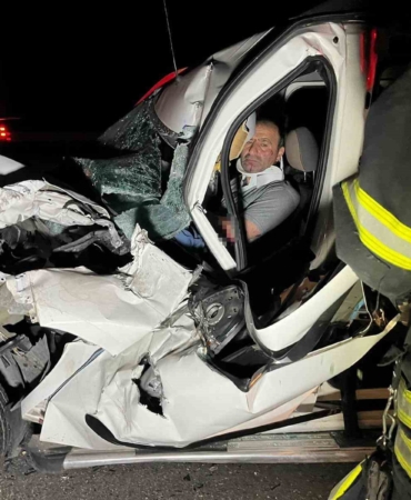 TEM’de kamyonete çarpan hafif ticari araç hurdaya döndü: 1 yaralı