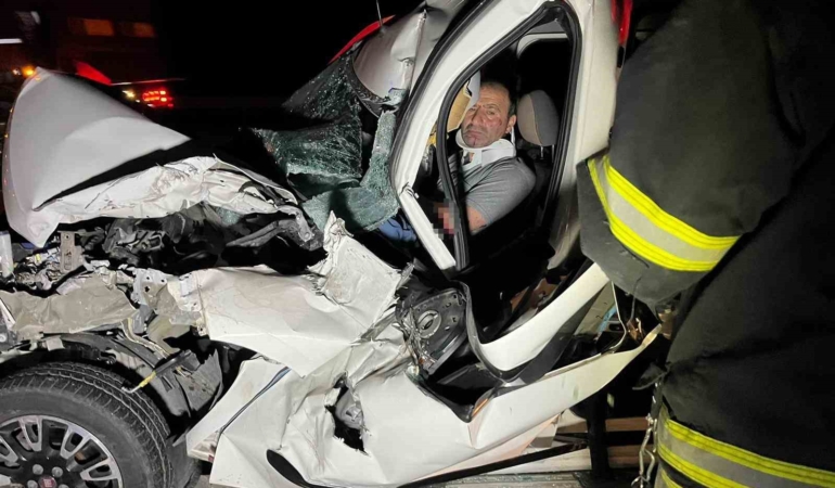 TEM’de kamyonete çarpan hafif ticari araç hurdaya döndü: 1 yaralı