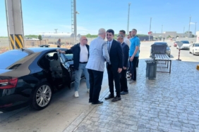 Ticaret Bakanı Bolat, sınır kapısında gurbetçilerle bayramlaştı