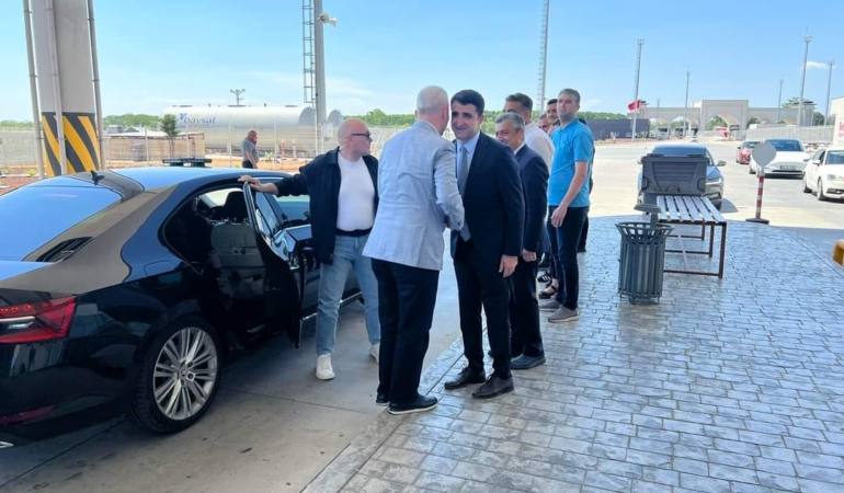 Ticaret Bakanı Bolat, sınır kapısında gurbetçilerle bayramlaştı