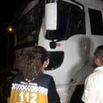 Tıra arkadan çarpan kamyonetin sürücüsü şoför kabininde sıkıştı