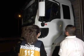Tıra arkadan çarpan kamyonetin sürücüsü şoför kabininde sıkıştı