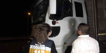 Tıra arkadan çarpan kamyonetin sürücüsü şoför kabininde sıkıştı