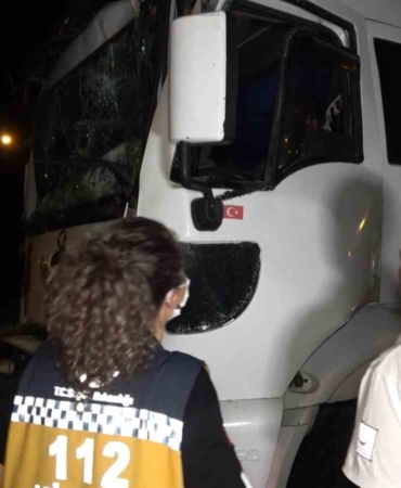 Tıra arkadan çarpan kamyonetin sürücüsü şoför kabininde sıkıştı