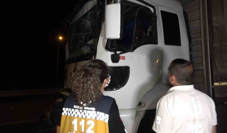 Tıra arkadan çarpan kamyonetin sürücüsü şoför kabininde sıkıştı