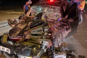 Tıra çarpan otomobil hurdaya döndü: 1 yaralı