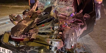 Tıra çarpan otomobil hurdaya döndü: 1 yaralı