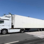 Tıra çarpan otomobil hurdaya döndü, sürücü yaralandı