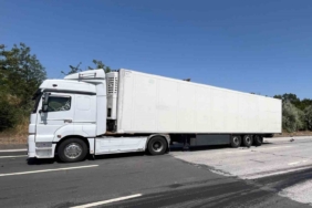 Tıra çarpan otomobil hurdaya döndü, sürücü yaralandı