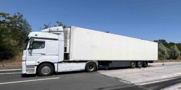 Tıra çarpan otomobil hurdaya döndü, sürücü yaralandı