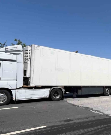 Tıra çarpan otomobil hurdaya döndü, sürücü yaralandı