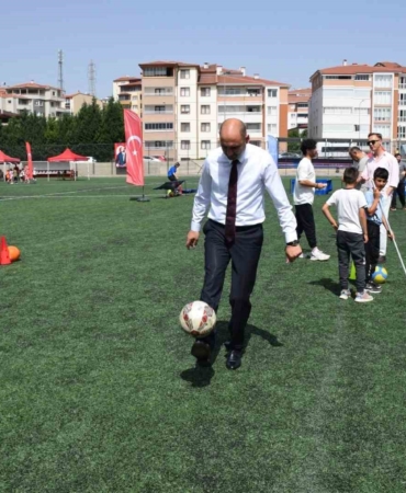 Topun başına geçti, çocuklarla çocuk oldu