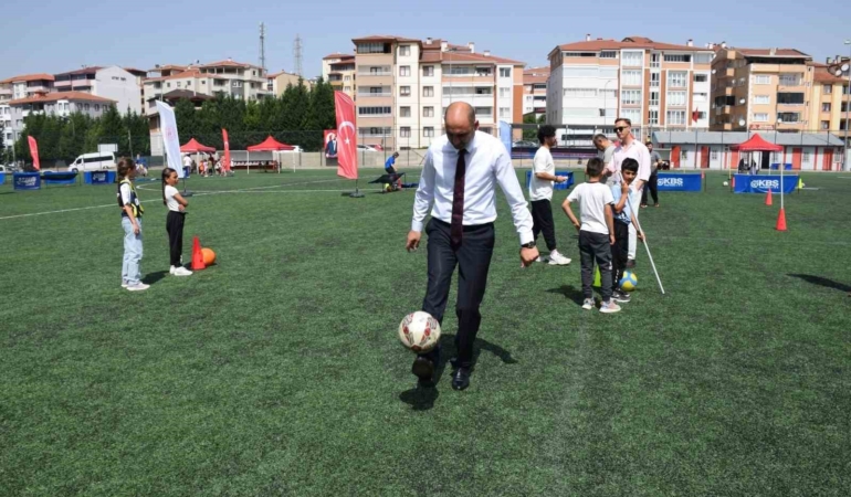 Topun başına geçti, çocuklarla çocuk oldu