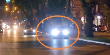 Trafiğin tıkandığını gördü, geri viteste tehlike saçarak ilerledi