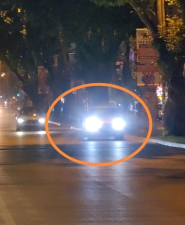 Trafiğin tıkandığını gördü, geri viteste tehlike saçarak ilerledi