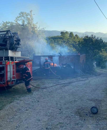 Tüp patladı, çıkan yangında kuruluk kül oldu