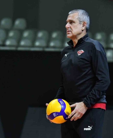 Türk Hava Yolları, başantrenör Ze Roberto ile sözleşme yeniledi