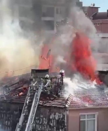 Tuzla’da çatıların alev alev yandığı anlar kamerada