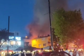 Tuzla’da iki katlı binanın çatısı alev alev yandı