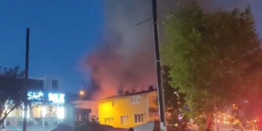 Tuzla’da iki katlı binanın çatısı alev alev yandı