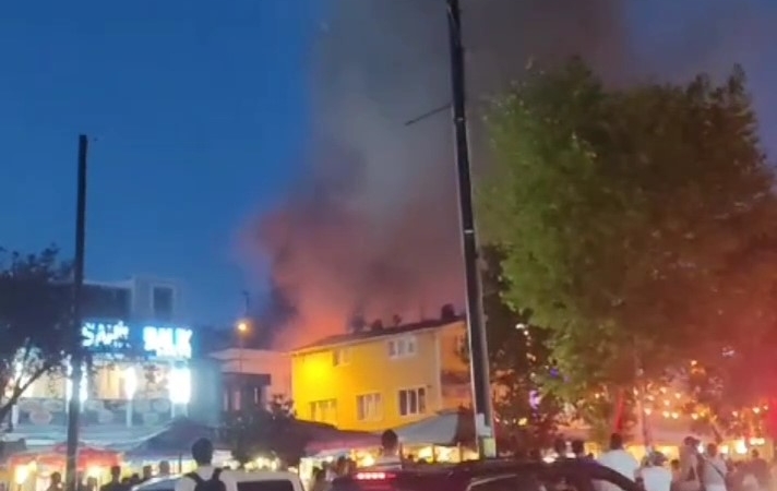 Tuzla’da iki katlı binanın çatısı alev alev yandı