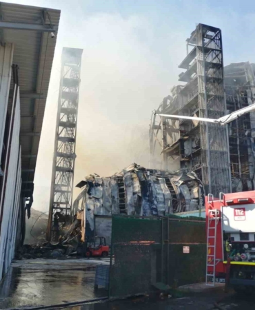 Tuzla’daki fabrika yangını 6 saatte söndürüldü