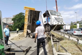 Ümraniye’de hafriyat yüklü kamyon refüje çıktı
