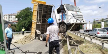 Ümraniye’de hafriyat yüklü kamyon refüje çıktı
