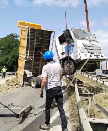 Ümraniye’de hafriyat yüklü kamyon refüje çıktı