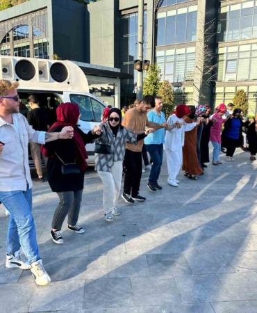 Ümraniye’de YKS öğrencileri halay çekerek sınav stresini attı