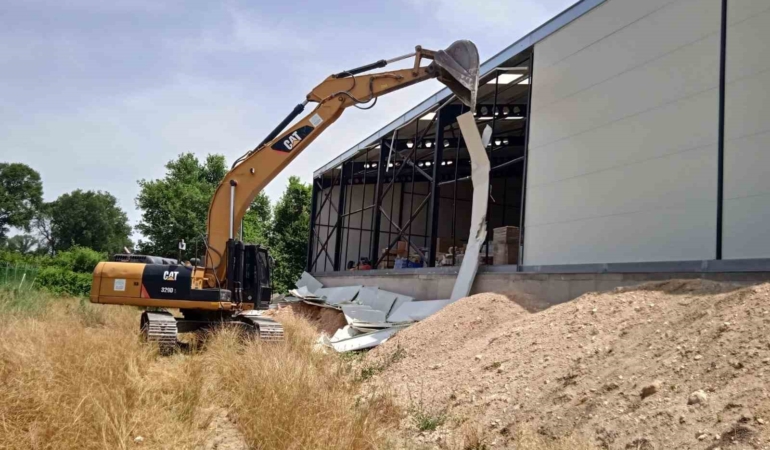 Ürünlü ve Alaaddinbey’de kaçak yapılara müdahale