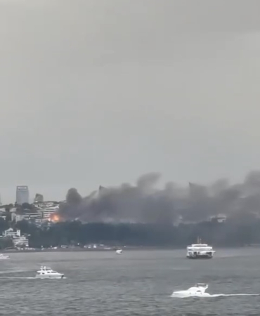 Üsküdar’da ahşap bina alev alev yandı