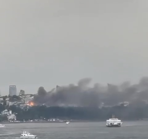 Üsküdar’da ahşap bina alev alev yandı