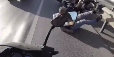 Üsküdar’da akan trafikte karşıya geçmek istedi, motosiklet çarptı