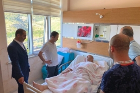 Vali Aktaş, söndürme çalışmalarına giderken kaza geçirerek yaralanan vatandaşı ziyaret etti