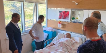 Vali Aktaş, söndürme çalışmalarına giderken kaza geçirerek yaralanan vatandaşı ziyaret etti