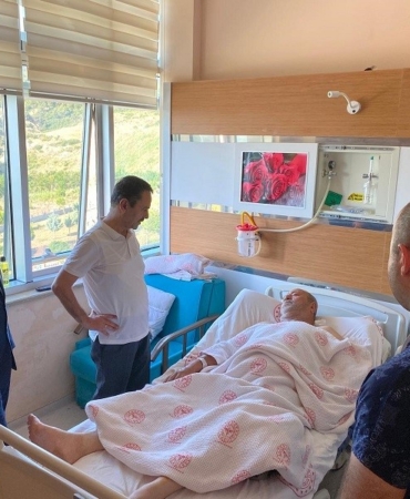 Vali Aktaş, söndürme çalışmalarına giderken kaza geçirerek yaralanan vatandaşı ziyaret etti