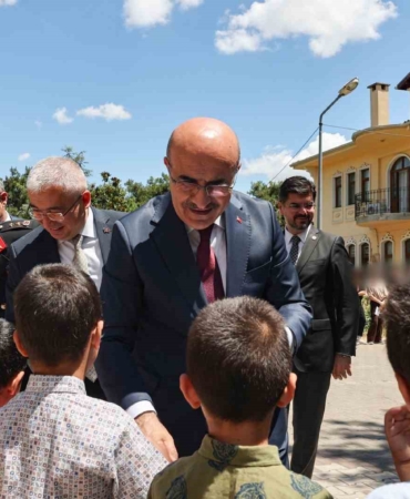 Vali Demirtaş, çocuklarla bir araya geldi