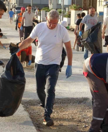 Vatandaşın kirlettiği sahilleri Belediye Başkanı temizledi