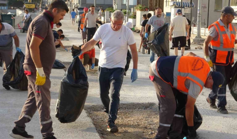 Vatandaşın kirlettiği sahilleri Belediye Başkanı temizledi