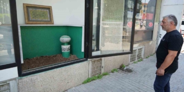 Vitrinde mezarlığı görenler dönüp bir daha bakıyor