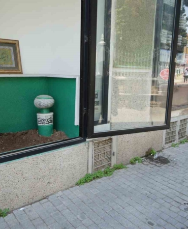 Vitrinde mezarlığı görenler dönüp bir daha bakıyor