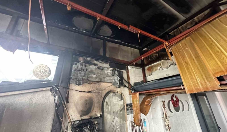 Yalova’da çatı katında çıkan yangını itfaiye söndürdü