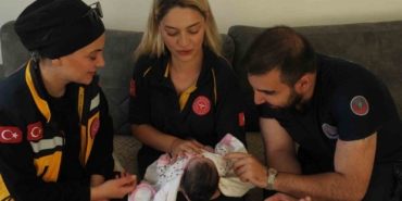 Yalova’da hamile kadın ambulansta doğum yaptı