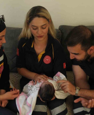 Yalova’da hamile kadın ambulansta doğum yaptı