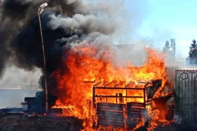 Yalova’da oto lastik dükkanı alevlere teslim oldu