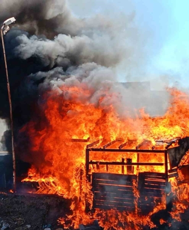 Yalova’da oto lastik dükkanı alevlere teslim oldu