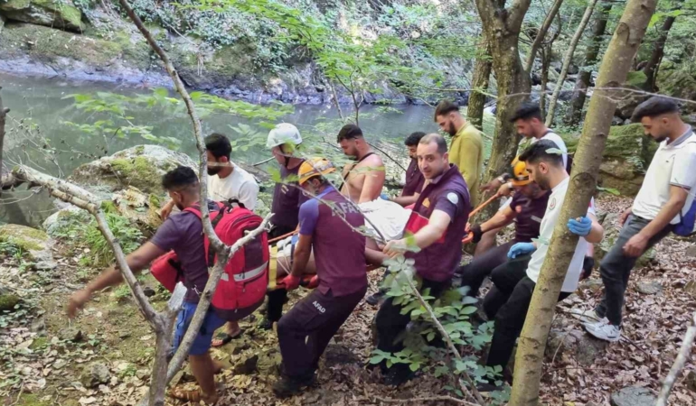 Yalova’da şelaleden düşen genç 1,5 saatlik çalışmayla kurtarıldı