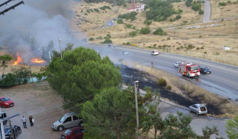 Yanan otomobil biçilmeyen otları tutuşturdu, alevler huzurevini tehdit etti